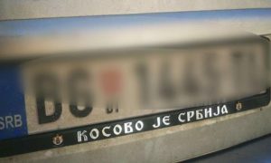 Ponosno vozi gradom! Mladić oduševio tablicama: “Kosovo je Srbija”