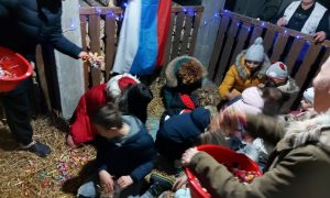 Ljepota Badnje večeri i u Trnu: Pijukanje za mališane od devet mjeseci do 12 godina VIDEO, FOTO