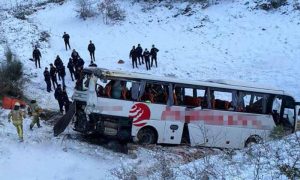 Autobus se survao u duboku provaliju: U tragediji najmanje tri osobe izgubile život