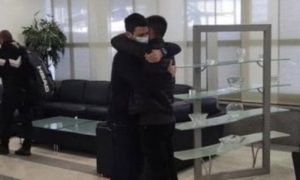 Ono što mu je bilo najpotrebnije: Emotivni susret braće – zagrljaj Novaka i Đorđa