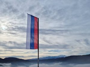 Trobojka se ponovo vijori: Postavljena nova zastava Republike Srpske na Kundovači