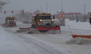 Zimska oluja otežala vazdušni saobraćaj: Desetine hiljada potrošača ostalo bez struje VIDEO