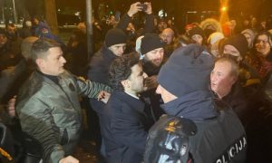 Uzavrela atmosfera u Podgorici: Abazović ušao u masu, evo kako je dočekan VIDEO