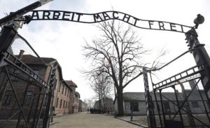 Žena kažnjena zbog nacističkog pozdrava na mjestu nekadašnjeg logora smrti: “Loša šala”