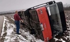 Usljed klizavog kolovoza: Autobus sletio s puta i prevrnuo se