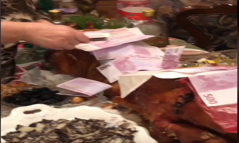 Baka postala hit na internetu: Ukrasila pečenje evrima VIDEO