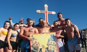 Srđan Lero pobjednik bogojavljenskog plivanja na Bilećkom jezeru: Učestvovale i dvije djevojke FOTO