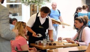 “Daun kafe”: 12 konobara i kuvara sa Daunovim sindromom ubrzo počinju da rade