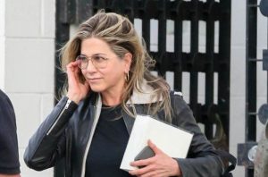 Dženifer Aniston čupava i bez šminke, ali i dalje simpatična FOTO