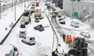 Opšti haos! Vojska izvukla stotine automobila koji su tri dana bili zaglavljeni u snijegu