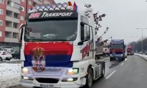 Banjalučani oduševljeni: Okićeni zastavama, kamioni prevezli badnjake VIDEO