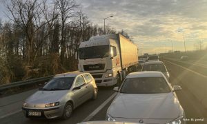 Vozači, tražite alternativu! Blokiran saobraćaj na brzoj cesti u Zalužanima, gužva sve veća FOTO