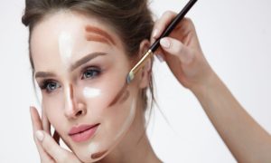 Novi trend “zaludio” žene: Konturisanje lica na potpuno drugačiji način VIDEO