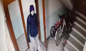 Pljačka u banjalučkom naselju: Muškarac ušao u zgradu i ukrao bicikl VIDEO