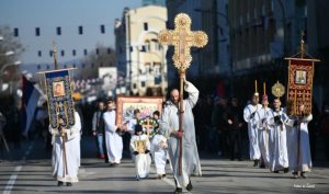 Bogojavljenska litija u Banjaluci: Okupilo se mnogo građana – tu su i plivači za Časni krst FOTO