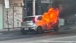 Muškarac vikao protiv kovid potvrda, pa zapalio sebe i automobil VIDEO
