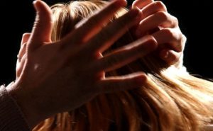 Strašno porodično nasilje, svemu prethodila svađa: Ženu vukao za kosu, gurao i davio