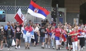Protest srpskih navijača u Melburnu: Nezadovoljni odlukom suda, stigla i policija