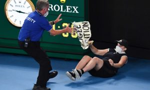 Incident u finalu Australijan opena: Navijačica uskočila na teren sa porukom VIDEO