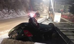 Snijeg napravio velike probleme: Nova nesreća na putevima u BiH – auto na krovu u kanalu