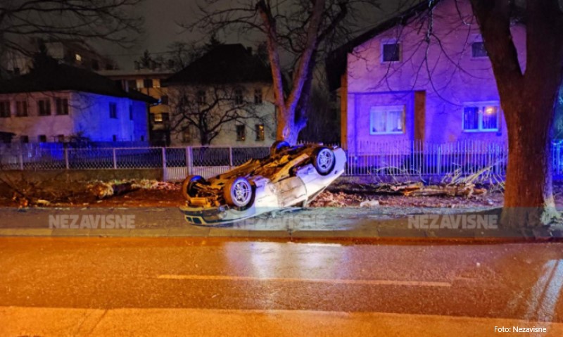 Saobraćajka u Banjaluci: Auto završio na krovu nakon nesreće