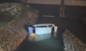 Vozač zadržan u bolnici! Pijan sletio “mercedesom” u rijeku, zadobio teške povrede