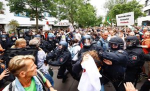 Demonstrant ujeo policajca: Ulice vrve od nezadovoljnih zbog uvedenih korona mjera