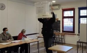 Priveden Srđan Nogo: Razbio glasačku kutiju VIDEO