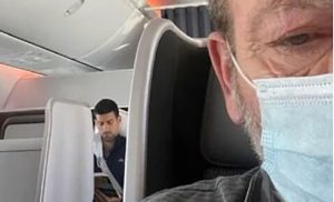 Teniski as prekratio vrijeme u avionu: Novak Đoković krišom snimljen kako čita knjigu