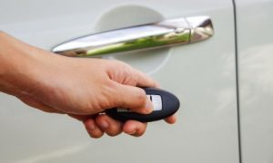 Ako se isprazni akumulator: Kako otključati savremeni automobil