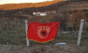 Tabla sa oznakom OVK kod Gračanice: Albanci ne žele smirivanje tenzija