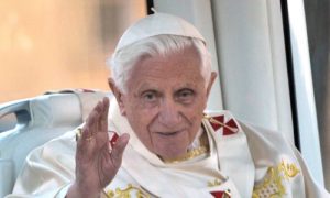 Istraga utvrdila: Bivši papa nije reagovao na informacije o zlostavljanju djece