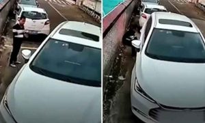 Parola “snađi se”: Rukama ugurao automobil na parking i tako “riješio problem” VIDEO