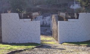 Vandali skrnavili spomenik: Prefarbani fašistički simboli na Partizanskom groblju u Mostaru