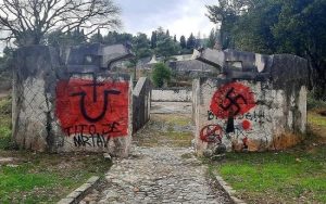 Policija izašla na lice mjesta: Uvredljivi grafiti na partizanskom groblju