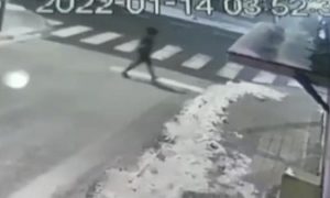 Izgorio automobil “bmw”: Pogledajte kako napadač sa kapuljačom bježi VIDEO