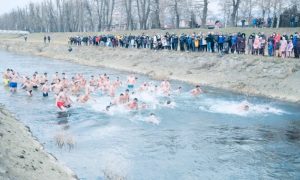 Kombinovali “plivanje”, “trčanje” i “brzo hodanje”: Način na koji su stigli do Časnog krsta sve nasmijao VIDEO