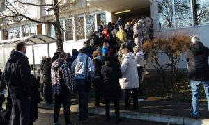Nestalo testova, velike gužve ispred ARI ambulante: Ogroman broj ljudi čeka testiranje na kovid