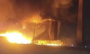 Policija blokirala okolne ulice: Veliki požar izbio u fabrici hemikalija VIDEO