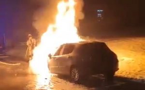 Vatrogasci ugasili požar: Vatra buknula na automobilu