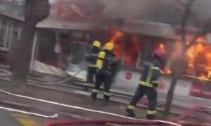 Vatrogasci na terenu: Gori restoran brze hrane VIDEO