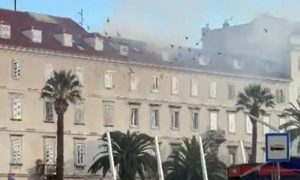 Gusti dim širi se starim gradskim jezgrom: Požar u Dioklecijanovoj palati VIDEO