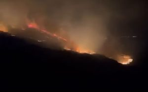 Veliki požar kod Omiša: Olujna bura otežava gašenje VIDEO