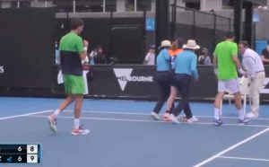 Drama na terenu: Sakupljačica lopti kolabirala, teniseri joj priskočili u pomoć VIDEO
