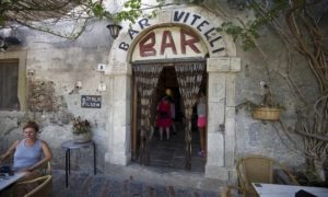 Izgleda kao na filmu: Čuveni sicilijanski bar iz “Kuma” nije promjenio svoju autentičnost