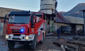 Alarmirani vatrogasci: Zapalio se silos za piljevinu, šteta procijenjenja na 30.000 maraka