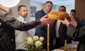 Jerinić proslavio Časne verige: Dodik lomio slavski kolač