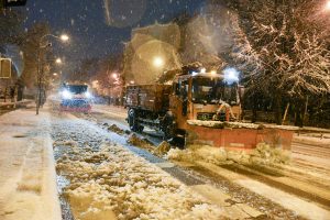 Badnje jutro u Banjaluci osvanulo pod snijegom, ekipe zimske službe na terenu