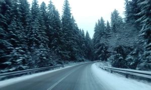 Vozači, strpljivo pri vožnji: Otežan saobraćaj zbog snijega i poledice