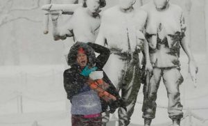 Kolaps u saobraćaju, škole zatvorene, nema struje: Snježna mećava pogodila Vašington VIDEO